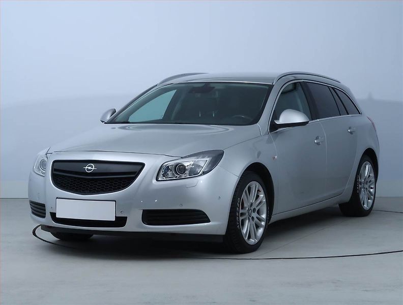 Opel Insignia (2010) 1.6 Turbo, Navi, Xenony - fotka 2 z 16