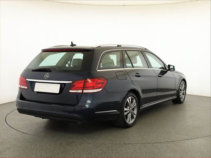 Mercedes-Benz Třídy E (2013) E 350 BlueTEC 4MATIC, 4X4 - fotka 5 z 19
