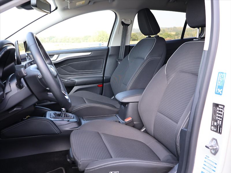 Ford Focus 1,5 Titanium X CZ 1.Maj. DPH - fotka 10 z 28