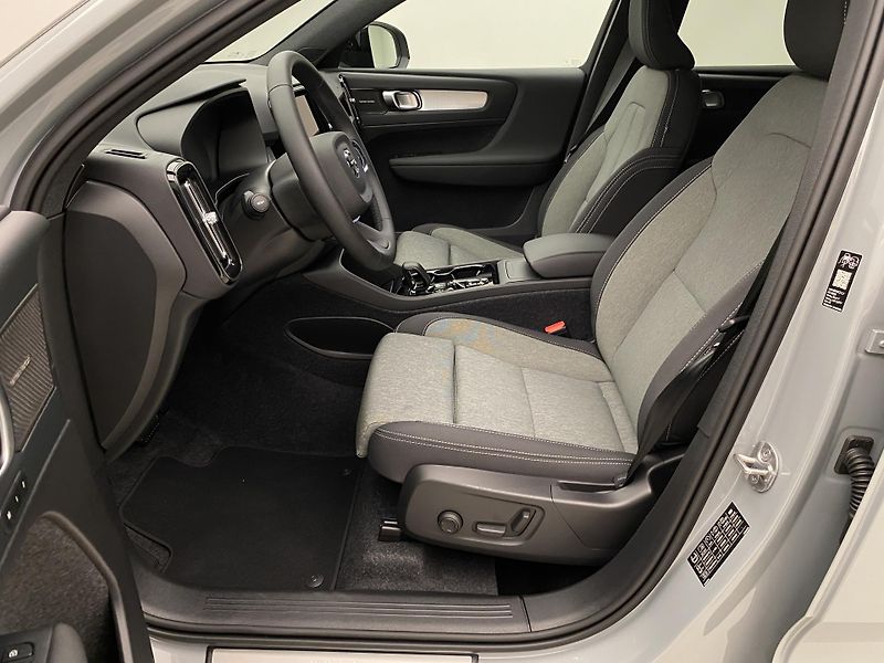 Volvo XC40 (2026) B3 AUT DARK PLUS - fotka 3 z 60
