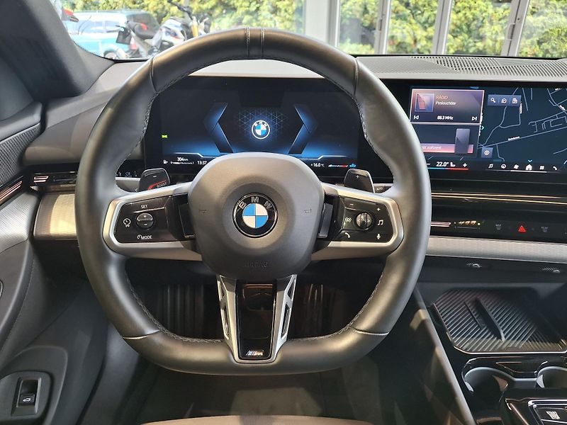 BMW Řada 5 520d xDrive Touring M-Sport - fotka 11 z 34