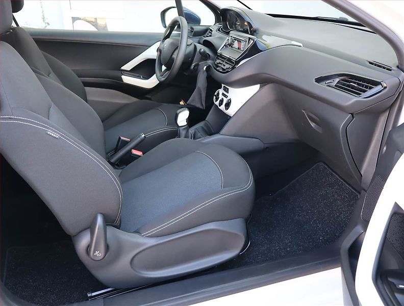 Peugeot 208 (2018) 1.2 PureTech, Serv.kniha - fotka 9 z 15
