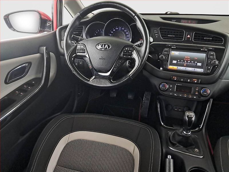 Kia Ceed (2015) 1.6 CRDi, Navi, Tempomat - fotka 7 z 18