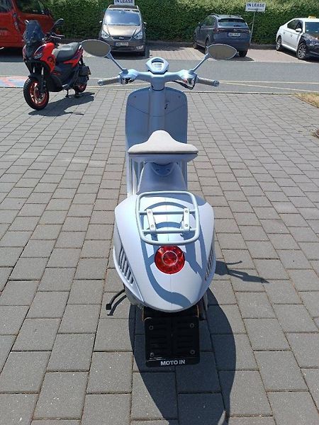 Vespa 946 (2025) 946 Snake Azzuro (sleva 20.000 - fotka 6 z 17