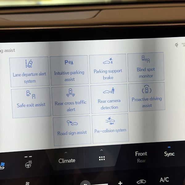 Lexus TX 550h+ (2025) 3.5 V6 Plug-in Hybrid - fotka 34 z 41