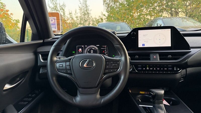 Lexus UX 250h 300H 2,0 HEV F SPORT DESIGN - fotka 16 z 25