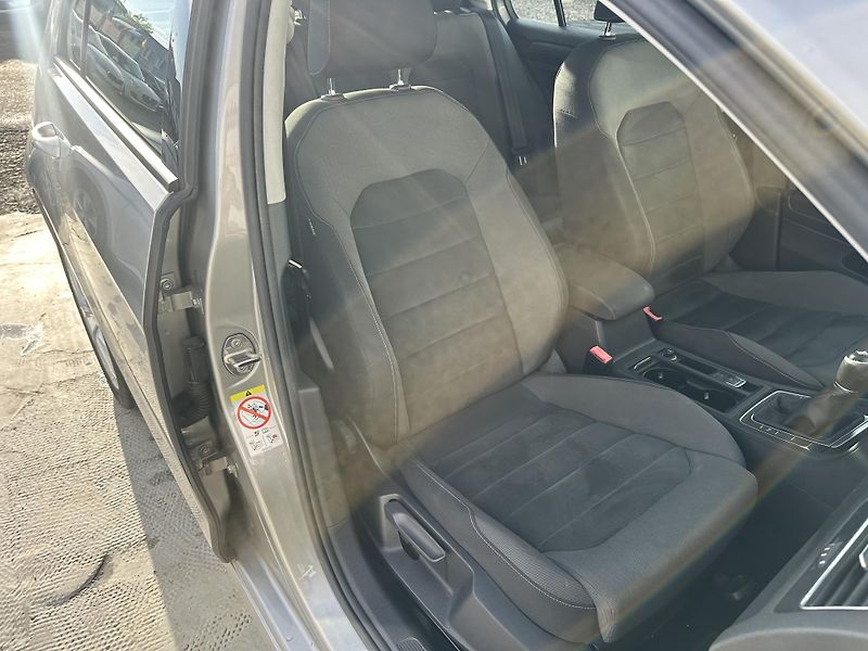 Volkswagen Golf (2017) 1,6 TDI 85kW, rezervace - fotka 20 z 25