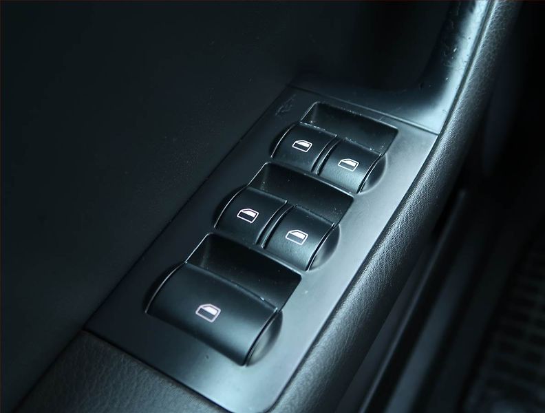 Audi A4 (2007) 2.0 TDI, Serv.kniha, Xenony - fotka 14 z 17