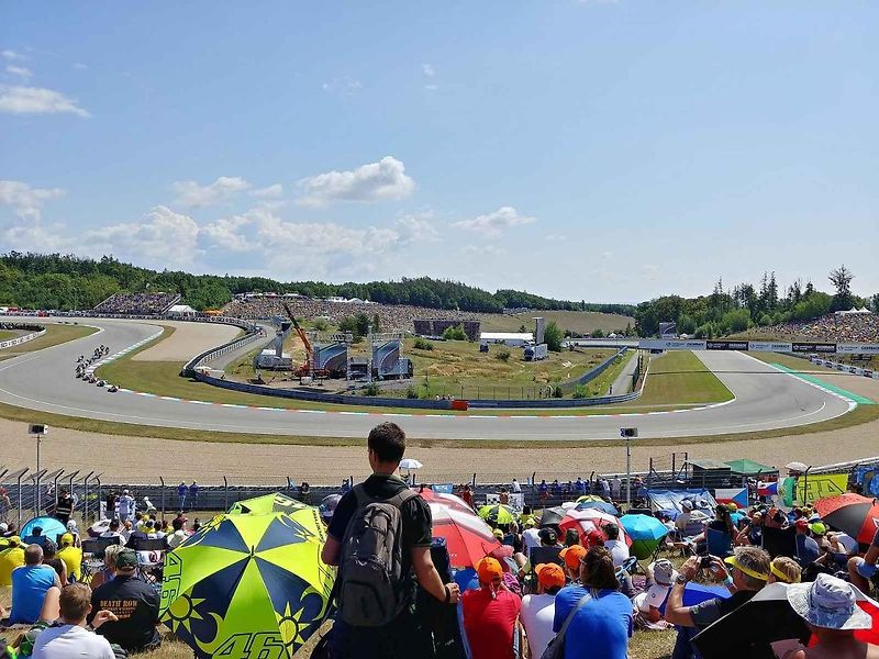 Motocyklová legenda Valentino Rossi při závodě na Masarykově okruhu v roce 2019.