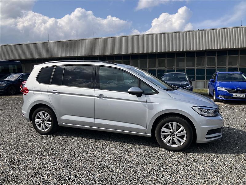 Volkswagen Touran 2,0 TAŽNÉ, LED,APPLE CAR PLAY - fotka 7 z 21
