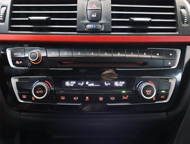 BMW Řada 3 (2016) 318 i, Automat, Xenony - fotka 12 z 20