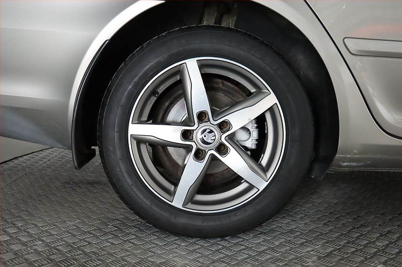 Škoda Octavia (2009) Ambiente 1.9 TDI, Serv.kniha - fotka 15 z 21