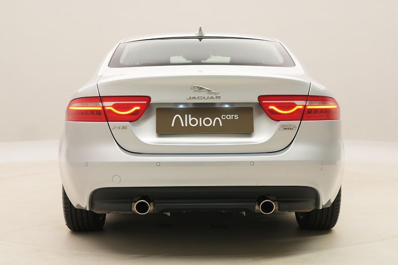Jaguar XE 30t 221kW AWD AUT CZ - fotka 11 z 39