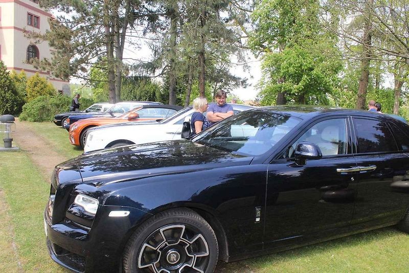 Luxusní vozy se v sobotu 4. května sjely na zámek do Lnář. Převládala auta značky Rolls-Royce.