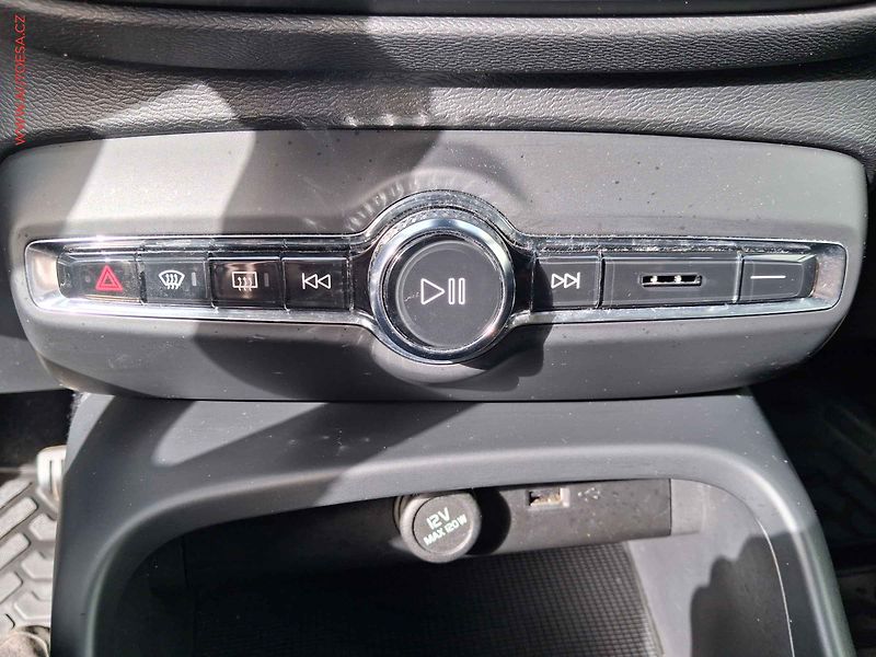 Volvo XC40 (2021) 1.5 T2, 2.maj,ČR, Momentum - fotka 15 z 16
