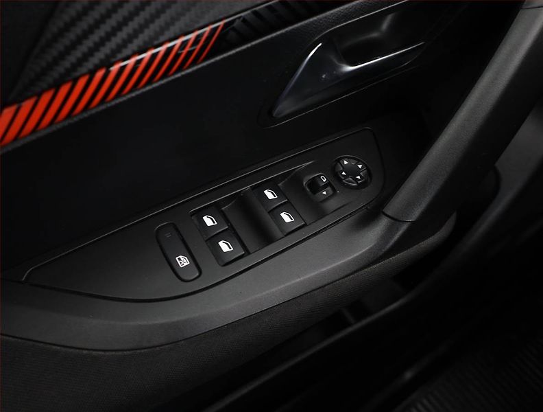 Peugeot 2008 (2021) 1.2 PureTech, Tempomat - fotka 14 z 15