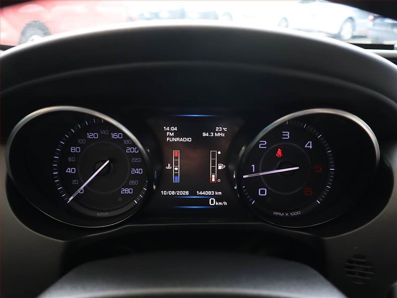Jaguar XE (2015) E-Performance, Navi, Xenony - fotka 11 z 21