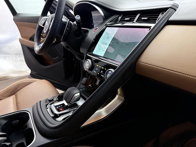 Jaguar E-Pace (2021) 2.0D,4WD,FACELIFT,ZÁRUKA - fotka 31 z 56