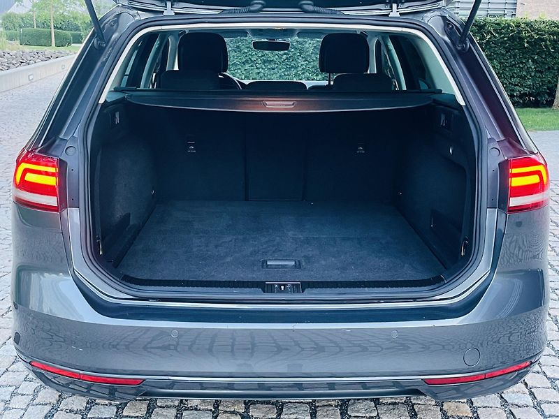 Volkswagen Passat 2.0TDI MANUÁL VÝHŘEV KAMERA - fotka 19 z 47