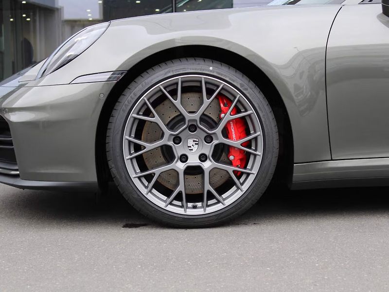 Porsche 911 (2026) Carrera 4S Lift InnoDrive BOSE - fotka 6 z 30
