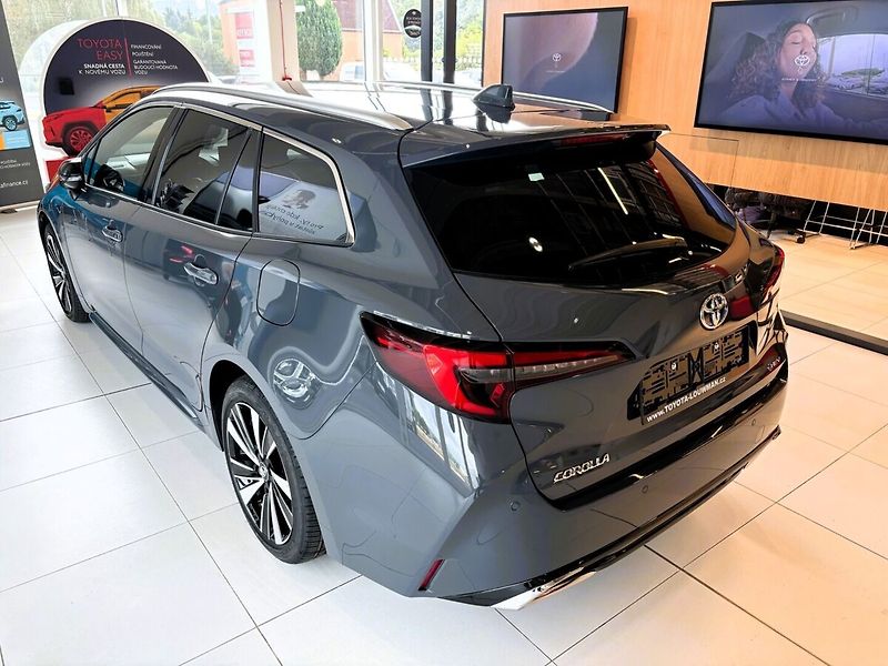 Toyota Corolla 1,8   TS Style HEV - fotka 5 z 9