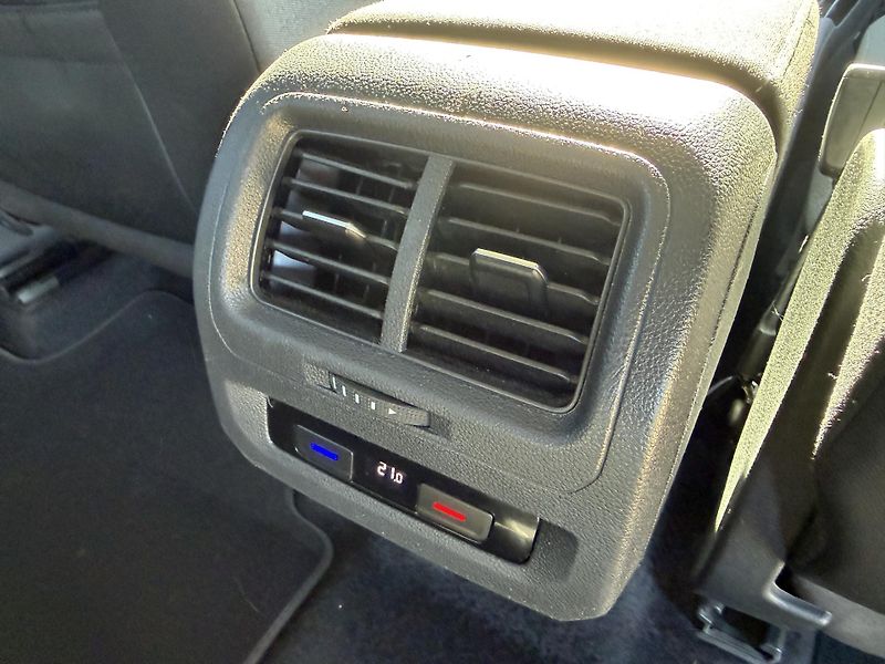 Volkswagen Touran 2.0 TDI HIGHLINE TAŽNÉ ROZVODY - fotka 32 z 41