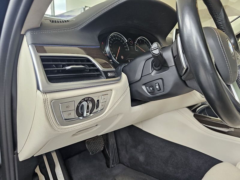 BMW Řada 7 750d xDrive - fotka 13 z 37