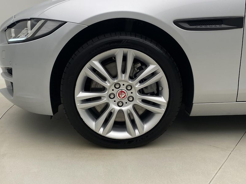 Jaguar XE 30t 221kW AWD AUT CZ - fotka 32 z 39