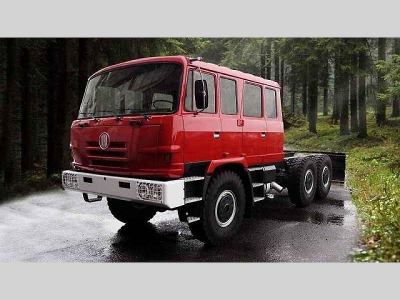Tatra Force 8x8 – vozidlo pro přepravu potrubí.