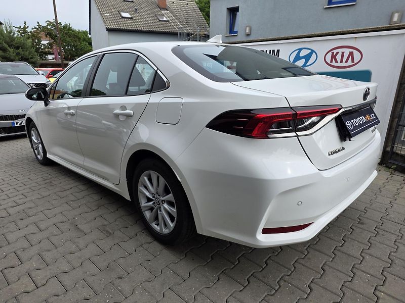 Toyota Corolla 1.8-HYBRID-AUT-1.MAJITEL-DPH - fotka 7 z 12