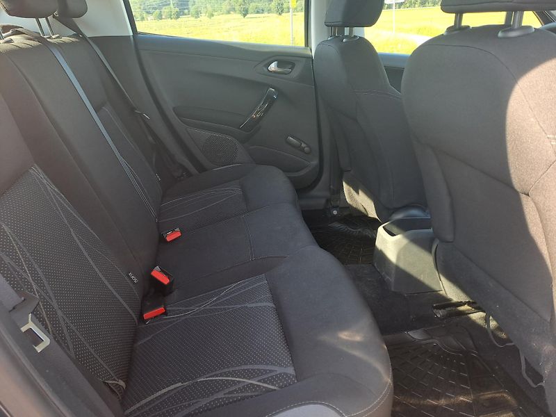 Peugeot 208 (2015) 1.0 PĚKNÝ STAV - fotka 21 z 22