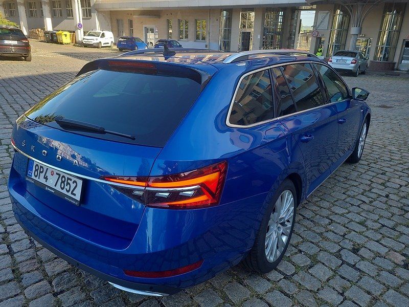 Škoda Superb Combi 2.0 TDI DSG - fotka 2 z 69