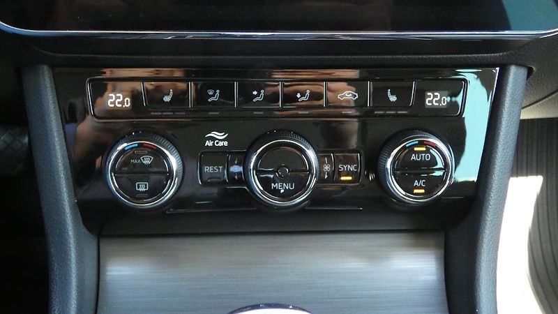 Škoda Superb Combi 1.5 TSI DSG Style - fotka 17 z 27