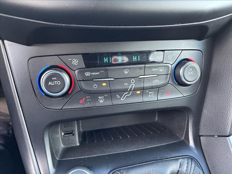 Ford Focus 1,0 EcoBoost RaceRed ST-line - fotka 25 z 33