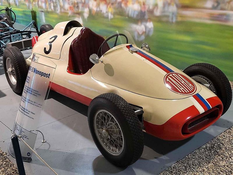 Tatra 607 monopost byl závodní speciál, který splňoval specifikace tehdejšího seriálu mistroství světa F1. Na snímku je jeden z jezdců s vozem Tatra 607-2 na startu Lounského trianglu. Asi v roce 1955.