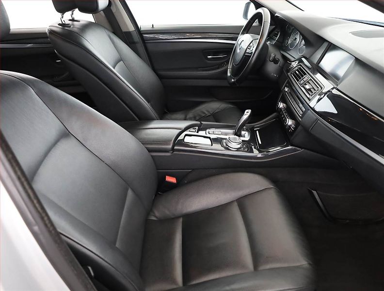 BMW Řada 5 (2010) 530d, Automat, Navi, Xenony - fotka 7 z 17