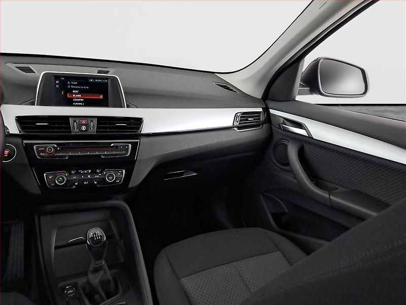 BMW X1 (2018) sDrive18d, Serv.kniha - fotka 8 z 15