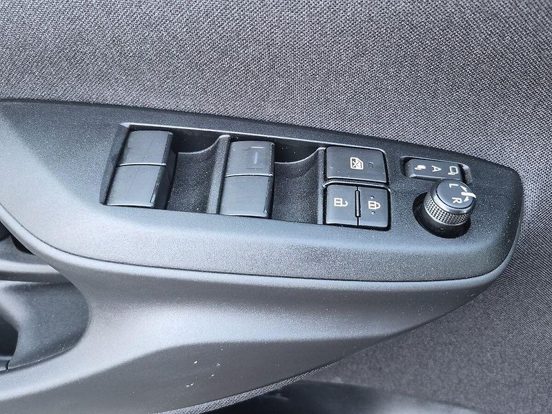 Toyota Yaris Cross 1,5 HEV FWD Style 96 kW - fotka 20 z 24