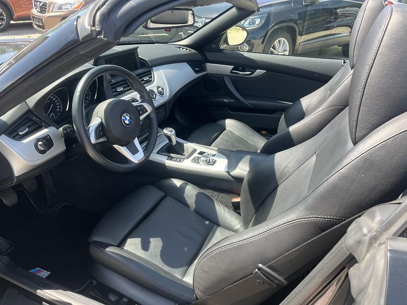 BMW Z4 (2009) 3.0i 190kw Kabrio REZERVACE - fotka 20 z 28
