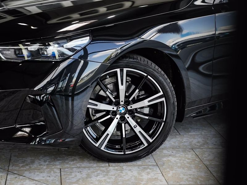 BMW Řada 5 520d xDrive M-Sport H/K ACC Ta - fotka 7 z 21