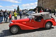 Automobiloví a motocykloví veteráni se vydali v neděli na tradiční jízdu Ze zámku na hrad. Start byl na Horním náměstí v Přerově, kde si lidé užili bohatý program.