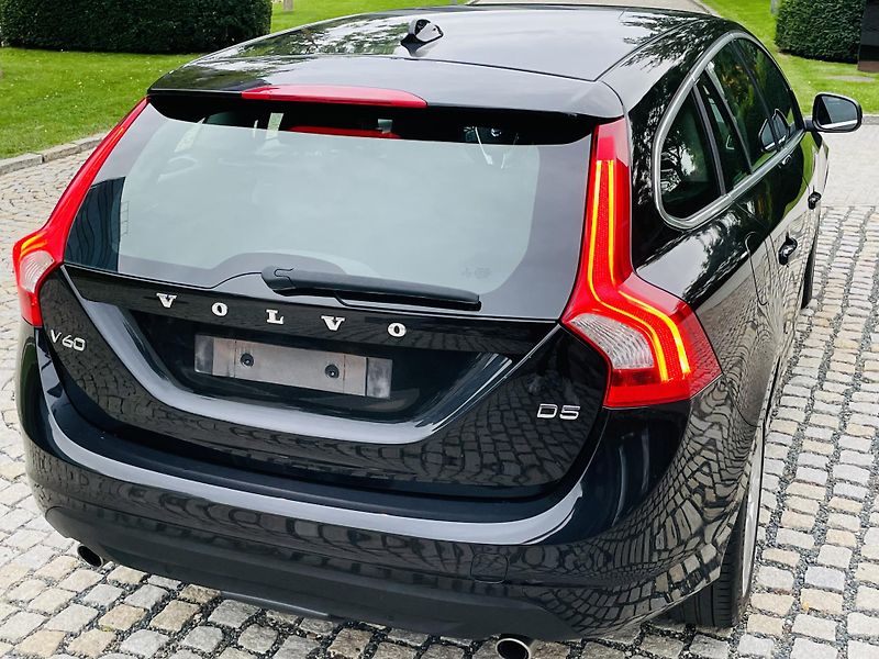 Volvo V60 2.4D5 MANUÁL TAŽNÉ SERVISKA - fotka 13 z 41