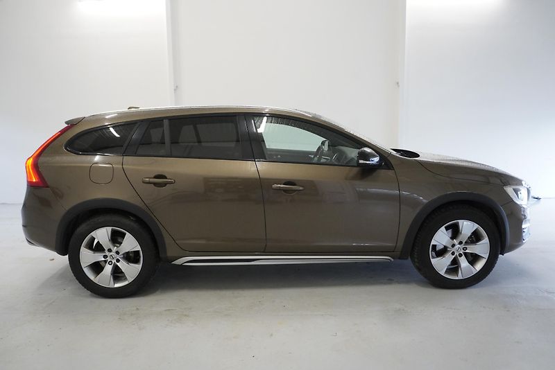 Volvo V60 (2016)  D4 MOMENTUM - fotka 4 z 24
