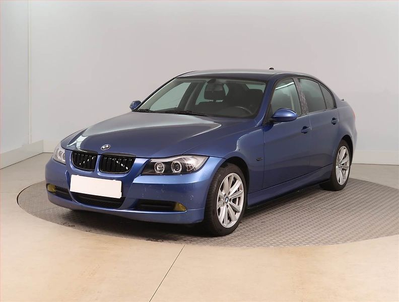 BMW Řada 3 (2008) 318 d, Vyhř. sedaček - fotka 2 z 15