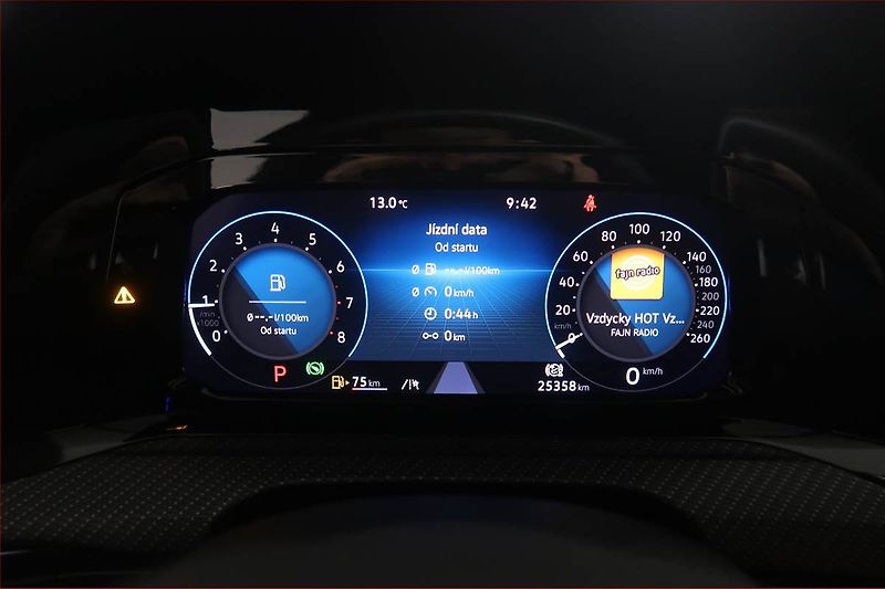 Volkswagen Golf (2023) R-Line 1.5 TSI - fotka 11 z 22