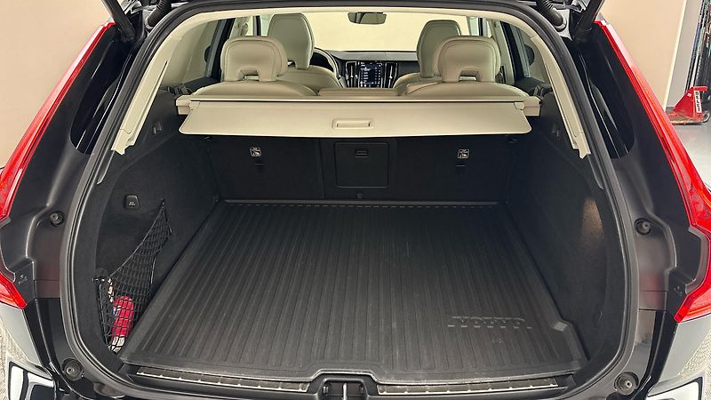 Volvo XC60 2.0 B4 AUT AWD Plus Dark - fotka 17 z 28