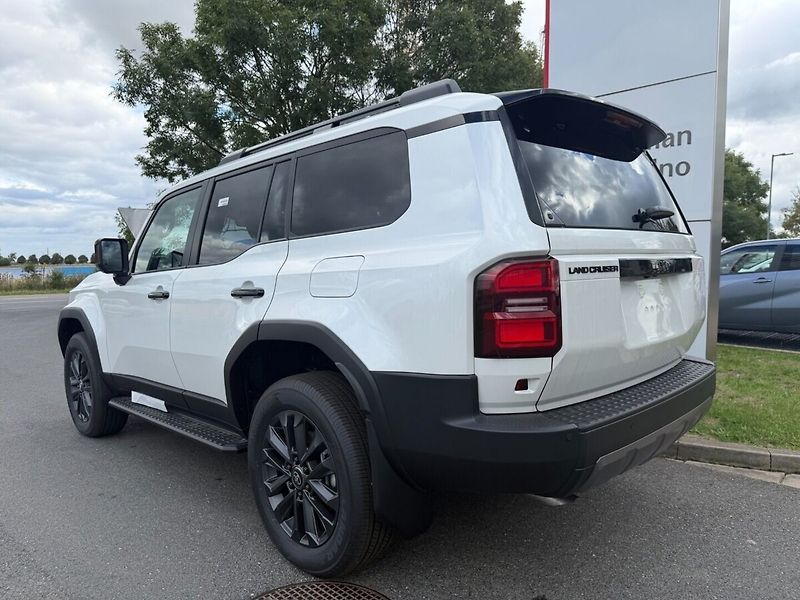 Toyota Land Cruiser MC 2027 EXECUTIVE Skyview 2.8D - fotka 4 z 13