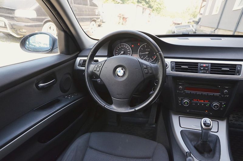 BMW Řada 3 (2008) 318i 105kW Touring / TAŽNÉ - fotka 17 z 31