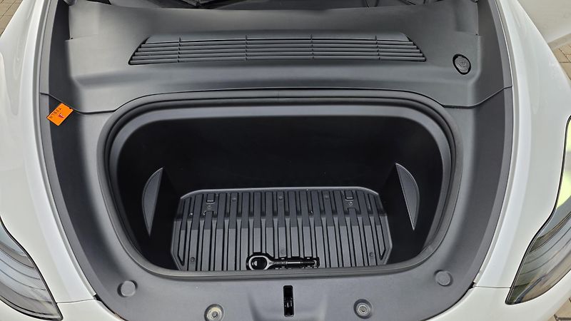 Tesla Model Y (2023) LR AWD Záruka SoH 93,2% - fotka 31 z 33