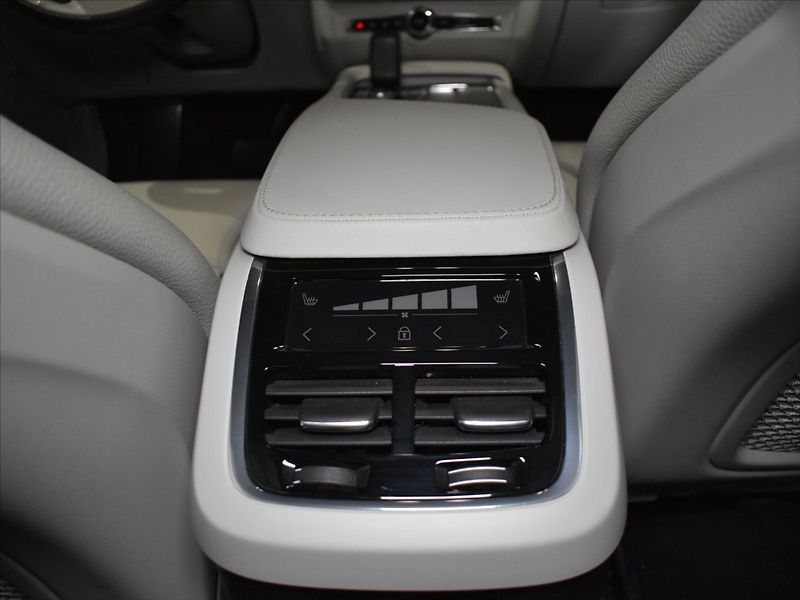 Volvo V90 2,0 B5 AWD Ultimate Pano,BLIS - fotka 17 z 30